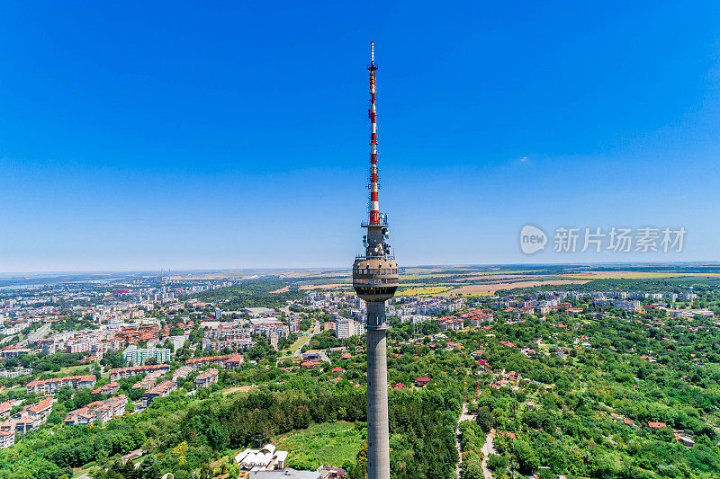 保加利亚鲁兹的电信塔天线和卫星碟形天线鸟瞰图-(保加利亚:Телевизионна кула， Русе， Булгария)